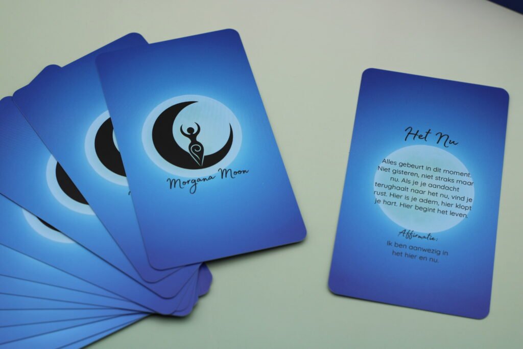 Uitgespreide Morgana Moon inzichtkaarten voor spiritualiteit, journaling en zelfreflectie