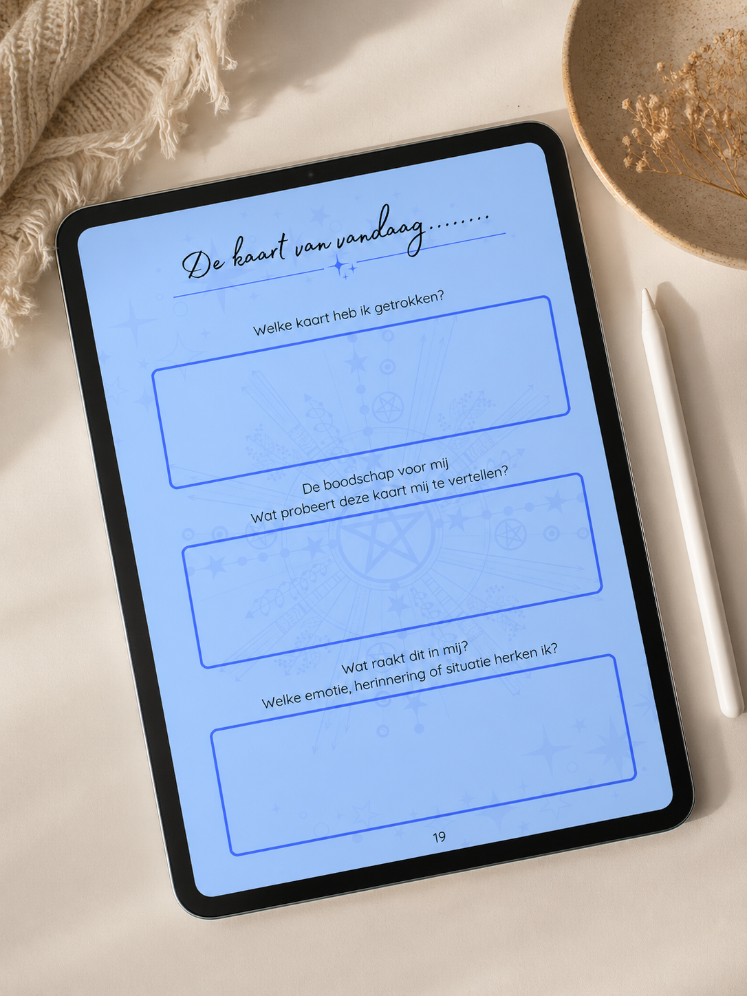 60 Dagen Krachtige Zelfreflectie voor Persoonlijke Groei 2 Digitaal werkboek van Morgana Moon op tablet voor zelfreflectie, journaling en spirituele groei