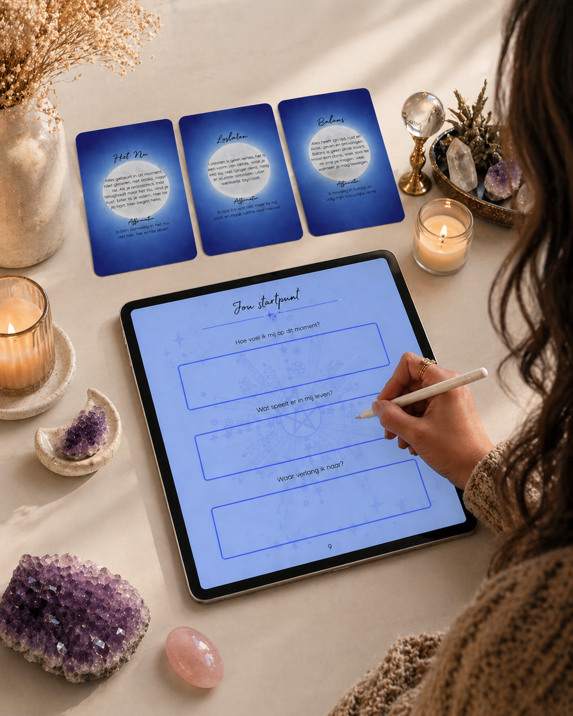 60 Dagen Krachtige Zelfreflectie voor Persoonlijke Groei 3 Vrouw gebruikt digitaal werkboek van Morgana Moon op tablet met reflectiekaarten, kaarsen en kristallen tijdens een rustgevend ritueel