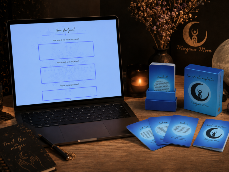 Spirituele reflectie bundel van Morgana Moon met reflectiekaarten en digitaal werkboek op een mystiek bureau